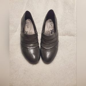 Life Stride low heel gray ankle bootie